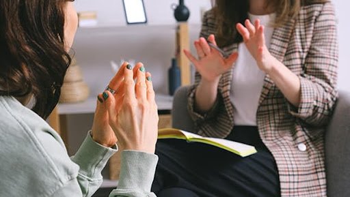 Sessione di Medical Coaching tra coach e cliente per supportare la gestione delle sfide legate alla salute e al benessere